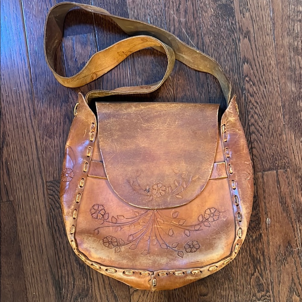 Vintage 70’s Embossed Tooled Leather Shoulder Bag‎ “Dana”